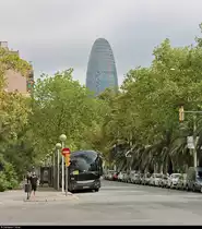 Blick von der Avinguda Diagonal Richtung Torre Gl�ries ( Glories-Turm ) in Barcelona (E), ein 32-st�ckiger B�rokomplex, der �ber die B�ume ragt.
[18.9.2018 | 13:04 Uhr]