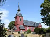 Die mit Holz verkleidete evangelische Kirche  Zur Himmelspforte  Anfang August 2018 in Hohegei�.