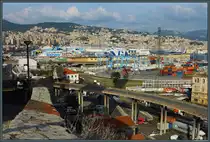 Der Hafen hatte schon seit der Antike gro�e Bedeutung f�r Genua. Entsprechend wurde er auch mittels Festungen gesichert. Reste der alten Festungsanlagen sind noch heute in den weitl�ufigen Hafenanlagen sichtbar, unterbrochen durch zahlreiche Br�cken und Tunnel. W�hrend rechts im Vordergrund Container verladen werden, befindet sich im Hintergrund der Anlegeplatz f�r F�hren und Kreuzfahrtschiffe. (Genua, 22.09.2018)