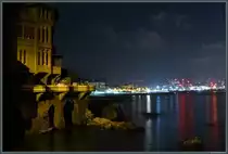 N�chtlicher Blick entlang der K�ste in Genua. Die markante Kuppel im Hintergrund geh�rt zur Kirche Santa Maria Immacolata. (22.09.2018)