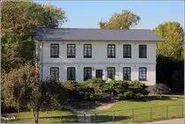 Drochtersen. Im Ortsteil Krautsand auf der gleichnamigen Elbinsel steht dieses Wohnhaus aus dem Jahre 1870 hinter dem Deich. 14.10.2018