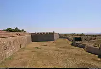 Blick auf die hohe Mauer im Castell de Sant Ferran in Figueres (E), das gr��te Bauwerk Kataloniens und die gr��te Festung Europas aus dem 18. Jahrhundert.
[20.9.2018 | 13:02 Uhr]