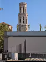 Blick vom Busparkplatz auf den Kirchturm der Esgl�sia de Sant Pere in Figueres (E).
[20.9.2018 | 17:21 Uhr]