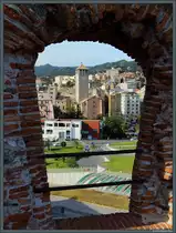 Blick von der Festung Priamar auf die Altstadt Savonas: Markant sticht der Uhrenturm Civica del Brandale hervor, davor der Corsi- und der Guarnieri-Turm. (24.09.2018)