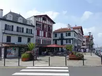 Ciboure, historische Geb�ude in der Ave. Maurice Ravel (26.07.2018)