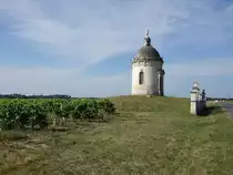 Mosnac, Chapelle Notre-Dame-des-Champs, erbaut Ende des 19. Jahrhunderts von den Eigent�mern des Ch�teau de Favi�res (24.07.2018)