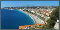 Blick vom Burgberg auf die Stadt Nizza mit der Strandpromenade  Promenade des Anglais , die sich 7 km entlang der K�ste zieht. Rechts ist die Altstadt zu sehen. (26.09.2018)