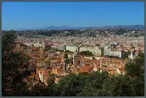 Unmittelbar am Burgberg liegt die Altstadt von Nizza. Sie wird durch das zum Teil �berbaute, aber anhand des Gr�ng�rtels erkennbare Flussbett des Paillon vom neueren Teil der Stadt getrennt. Mit der markanten Kuppel ist im Zentrum die aus dem 17. Jahrhundert stammende Kathedrale Sainte-R�parate zu sehen. (Nizza, 26.09.2018)