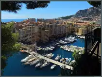 Wegen der begrenzten Verf�gbarkeit von Bauland in Monaco wurde der Stadtteil Fontvieille zu gro�en Teilen auf k�nstlich aufgesch�tteten Terrain errichtet. Im Vordergrund der Hafen von Fontvieille. (Monaco, 27.09.2018)
