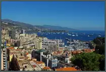 Blick vom Jardin Exotique auf den Port Hercule und den Stadtteil Monte Carlo. Die zahlreichen Yachten finden nicht alle Platz im Hafen. (Monaco, 27.09.2018)