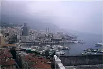 Monaco. Blick vom Stadtteil Monaco-Ville auf den unterhalb gelegenen Stadtteil La Condamine mit dem Hafen und den dahinterliegenden Stadtteil Monte Carlo. Scan eines Dias, das an einem tr�ben Sommertag im Jahr 1979 entstand.