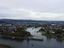 KOBLENZ-ZUSAMMENFLUSS VON RHEIN/MOSEL AM DEUTSCHEN ECK
Von der FESTUNG EHRENBREITSTEIN,der zweitgr��ten erhaltenen Festungsanlage Europas,
f�llt der Blick auf den wohl ber�hmtesten Zusammenfluss Deutschlands von RHEIN und MOSEL am
DEUTSCHEN ECK in KOBLENZ....am 31.10.2018i