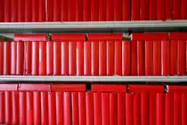 Ordnung muss sein: Gesangbuchregal in der St.-Laurentii-Kirche in S�derende auf F�hr, aufgenommen am 5. September 2018.