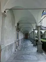 Chiavenna, S�ulengang mit Specksteins�ulen aus dem 17. Jahrhundert vor der Kirche San Lorenzo (21.09.2018)