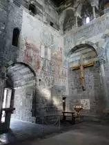 Gravedona, Fresken aus dem 15. Jahrhundert in der Kirche Santa Maria del Tiglio.  Die Nordwand beherbergt auch ein Meisterwerk der lombardischen Romanik: ein h�lzernes  Kruzifix , das im 12. Jahrhundert geschnitzt wurde (21.09.2018)