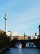 Blick �ber die Spree auf den Berliner Fernsehturm am 31.10.2018