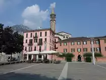 Lecco, Geb�ude und Kirchturm der Basilika San Nicolo an der Piazza Mario Cermenati (21.09.2018)