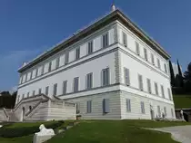 Bellagio, Villa Melzi, die neuklassizistische Villa wurde im Auftrag von Francesco Melzi d’Eril, dem Vizepr�sidenten der von Napoleon gegr�ndeten Italienischen Republik in den Jahren 1808 bis 1810 vom Architekten Giocondo Albertolli erbaut (21.09.2018)
