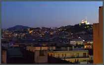 Abendlicher Ausblick einem Hotelzimmer �ber die D�cher von Marseille zur Kirche Notre-Dame de la Garde. (28.09.2018)