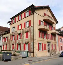 Vallorbe, Rue de l'Ancienne-Poste 23, regionaltypisches Wohnhaus mit Aussenw�nde aus Wellblech - 25.10.2013