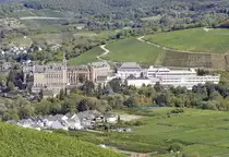 Ursulinenkongregation (Koster Kalvarienberg 1630 von den Franziskanern errichtet). Rechts davon (wei�es Geb�ude) Gymnasium und Realschule Kalvarienberg in Ahrweiler - 09.09.2018