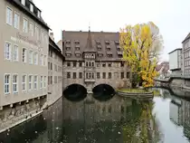 Ausblich von der Museumsbr�cke �ber die Pegnitz in Richtung Spital Apotheke zum Heiligen Geist in der  Spitalgasse am 03. November 2018 in N�rnberg.

