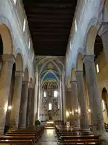 Como, f�nfschiffiges Langhaus in der San Abbondio Kirche, Fresken aus dem 14. Jahrhundert (22.09.2018)