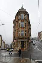 Die Apotheke am Eugensplatz. Hier kann man sehr gut die Hanglage des Geb�udes erkennen: Die Stra�e auf der rechten Seite steigt steil an, w�hrend es links abw�rts geht. Aufgenommen am 08.03.2008