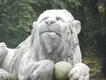 Schloss Ahrensburg am 18.10.2018: L�wen an der Zugangsbr�cke zum Schloss