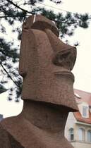 Ein Moai blickt in den Stuttgarter Talkessel - Standort ist der Santiago-de-Chile-Platz in unmittelbarer N�he der Zahnradbahnhaltestelle  Haigst . Aufgenommen am 08.03.2008