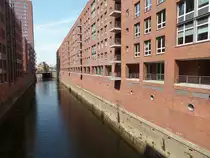 Hamburg am 15.5.2018: das Brooksfleet in der Hafencity, mit dem Blick auf die Br�cke „Am Sandtorkai“ und das historischen Geb�ude von 1899 der Hafenpolizeiwache Nr. 2, dort ist heute die Wasserschutzpolizei WSP 032 untergebracht /