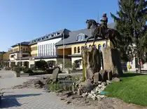 Kisvarda, St. Laszlo Denkmal und Rathaus in der Szent Laszlo Utca (07.09.2018)
