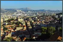 Bis zum Horizont ziehen sich die H�user von Marseille. Vorn ist die kleine Kirche Saint-Fran�ois d'Assise zu sehen, im Hintergrund dominiert das Fu�ballstation Stade V�lodrome. (Blick von der Wallfahrtskirche Notre-Dame de la Garde, 29.09.2018)
