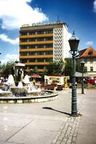 M�hlhausen (Th�ringen). Im Jahr 1991 stand das Hotel Stadt M�hlhausen noch, inzwischen abgerissen. Der Brunnen aber hat �berlebt.