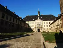 FULDA/HESSEN-EINGANGSFRONT DES BAROCKEN STADTSCHLOSSES

Bildet mit dem Dom den Mittelpunkt der hessischen Stadt,das von 1706-14 von JOHANN DIENTZENHOFER
erbaute Barockschloss,glanzvoller Mittelpunkt unter den profanen Bauwerken Fuldas...am 9.10.2018