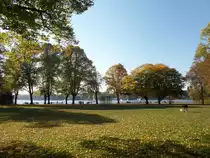 Hamburg am 11.10.2018: Parkanlage „Uhlenhorster F�hrhaus“ an der Au�enalster mit dem mittig zu sehenden „Glaskasten“ „Double Triangular Pavilion for Hamburg“ des K�nstlers Dan Graham /