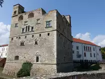 Sarospatak, Burg R�k�czi, �ltester Teil ist der markante f�nfgeschossige Rote Turm mit Eckt�rmen (06.09.2018)