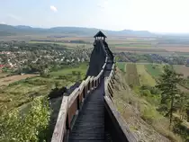 Boldogkőv�ralja, Wehrgang auf dem Felsengrat in der Burg Boldogko, erbaut im 16. Jahrhundert (06.09.2018)