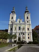 Miskolc, kath. Minoritenkirche am Hos�k Ter, erbaut bis 1740 (05.09.2018)