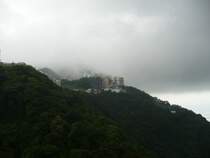 Victoria Peak in Hong Kong. Hier lebten fr�her die reichen Kolonialherren. Die warmen, feuchten Wolken ziehen durch die H�user. 09/2007