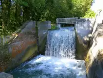 Homburg (Hombourg), k�nstlich angelegter Wasserfall am 1890-1912 erbauten Hardt-Kanal, dient der landwirtschaftlichen Bew�sserung, Juli 2018