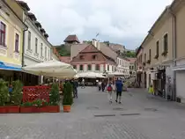 Eger, H�user und Cafes am Kis Dobo Ter mit Blick auf die Burganlage (04.09.2018)