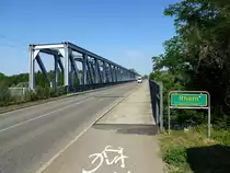 Neuenburg am Rhein, die kombinierte Stra�en-und Eisenbahnbr�cke �berspannt den Altrhein und ist Grenzbr�cke zwischen Frankreich und Deutschland, Juni 2017