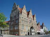 Mit seinen f�nf Stockwerken ist Jens Bangs Haus das gr��te Renaissance-B�rgerhaus Skandinaviens, in welchem unter anderem das Apothekenmuseum untergebracht ist. (Aalborg, Juni 2018)