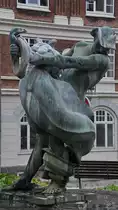 Die Statue  Kampf gegen die See  vor dem Geb�ude der Kommunalverwaltung im d�nischen Aalborg. (Juni 2018)