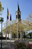 Hartheim, Blick �ber den Dorfplatz mit Brunnen zur Kirche St.Peter und Paul, Okt.2018