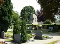 Norsingen, Blick �ber den Friedhof zur Einsegnungshalle, Aug.2017