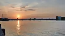 Sonnenuntergang �ber dem Limfjord mit der  Limfjordsbroen  in Aalborg. (Juni 2018)
