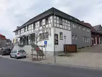 Geiselwind, Cafe M�ller am Marktplatz, Zweigeschossiger Walmdachbau mit Fachwerkobergeschoss von 1848 (11.03.2018)