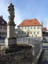 Gro�langheim, Kriegerdenkmal mit Immaculata-Figur und Weingut Patrizierhof an der Hauptstra�e (11.03.2018)